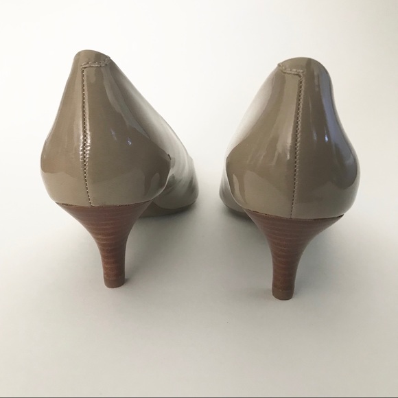 Pair of Tan Heels by Bandolino (size 6): 2 Inch - Picture 2 of 5